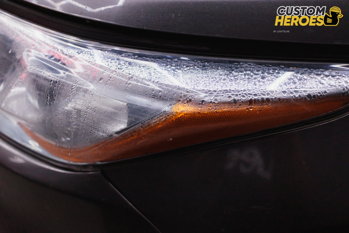 Источник фото: https://custom-heroes.ru/raboty/vid-uslugi/avtosvet/nashi-raboty/remont-far-toyota-highlander-iii-ustranyaem-zapotevanie-i-vosstanavlivaem-germetichnost/