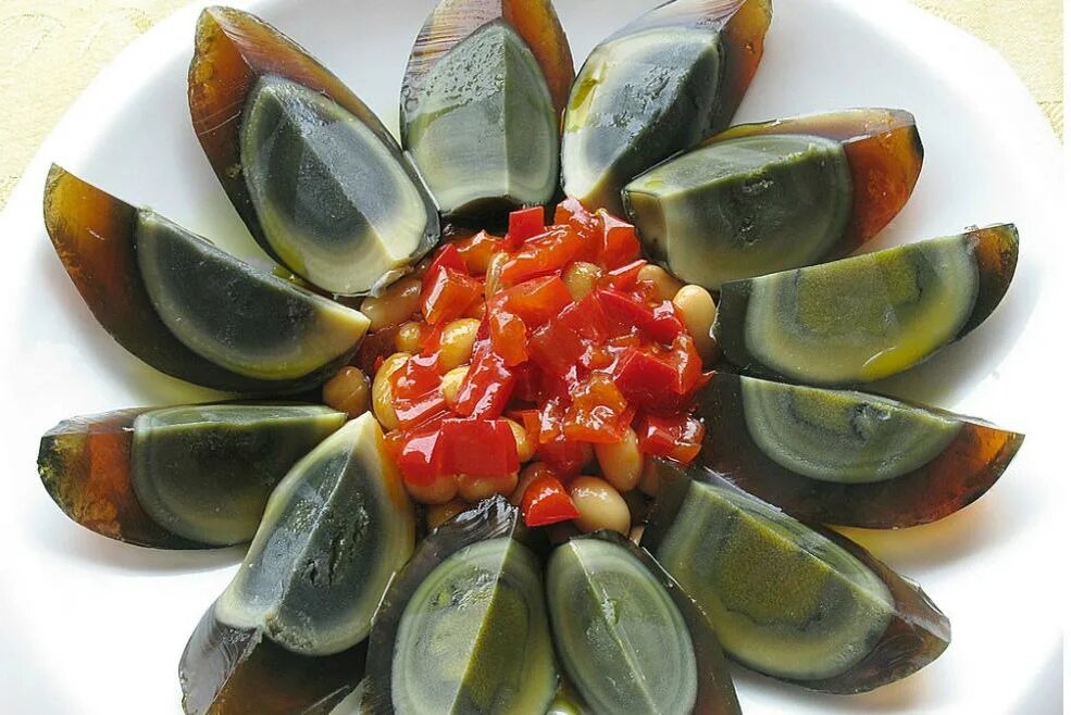 "Столетние яйца", приготовленные по традиционному рецепту в провинции Хунань.