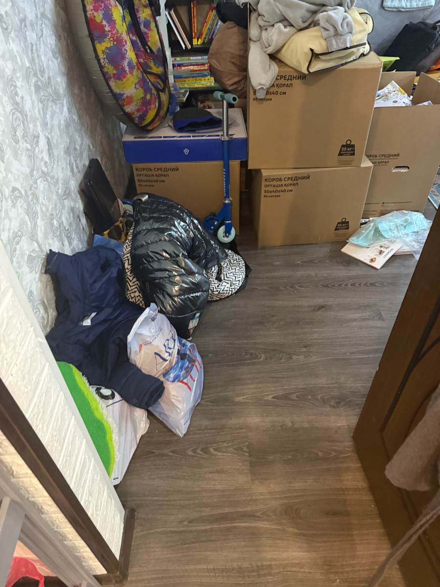 Большую часть вещей раздали или увезли в центр "заботы". Брали только основное