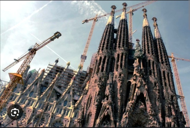 Искупительный храм Святого Семейства (кат. Temple Expiatori de la Sagrada Família) — церковь в Барселоне, в районе Эшампле, строящаяся с 1882 года.Первый проект был разработан архитектором Франсиско дель Вильяром, на место которого в конце 1883 года был приглашён Антонио Гауди, значительно изменивший первоначальный проект. По решению инициаторов строительства храма финансирование работ должно выполняться исключительно за счёт пожертвований прихожан, что является одной из причин столь длительного строительства.Также окончание строительства задерживает сложность изготовления каменных блоков. Согласно компьютерной модели, каждый из них требует индивидуальной обработки и подгонки.
