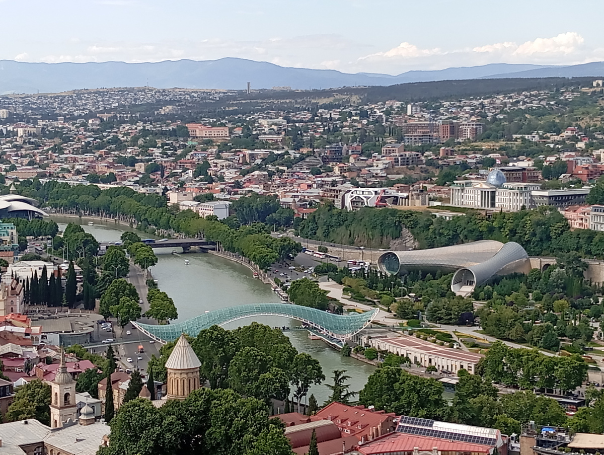 Вид на Тбилиси и мост Мира с хребта Сололаки