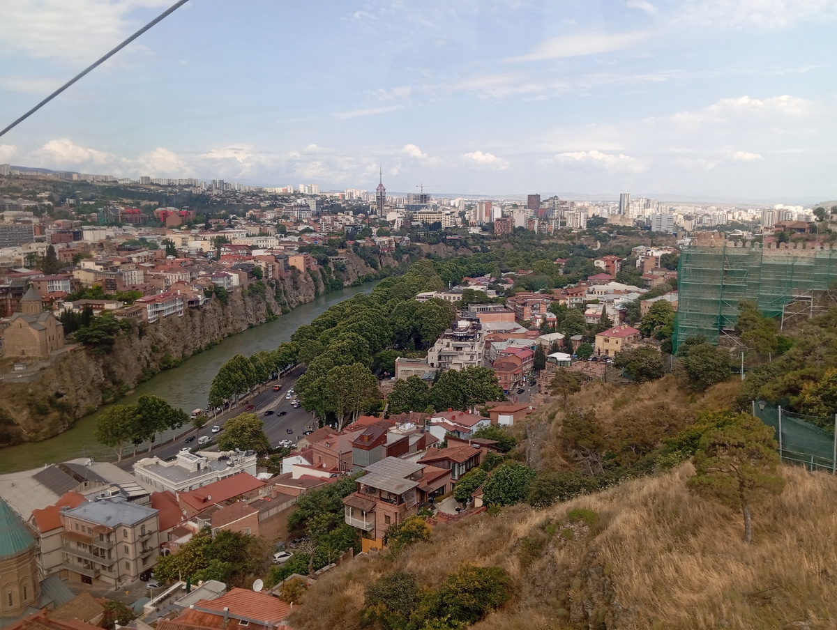 Вид на реку Куру с фуникулёра, движущегося из парка Рике к площадке у крепости Нарикала