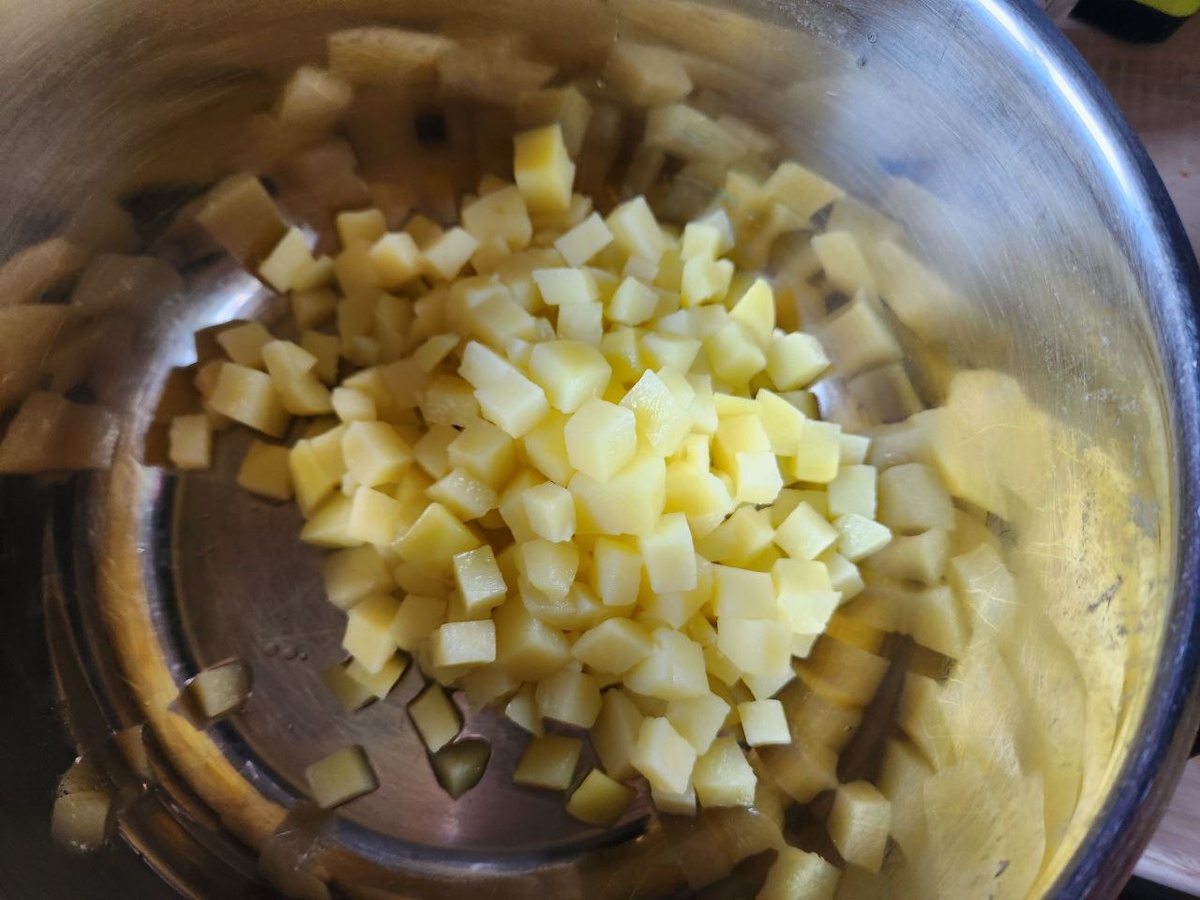 Картофель, отваренный кубиками.