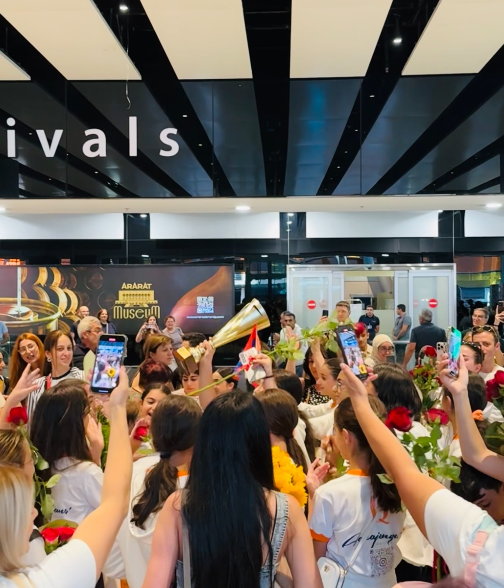 Встреча в аэропорту с цветами и музыкой