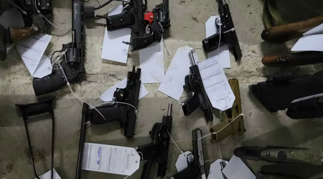 Пистолеты, найденные во время обыска. Фото: cnn.com