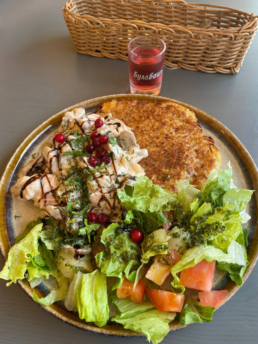 Бульбаш драник с мочанкой из курицы. Минск.