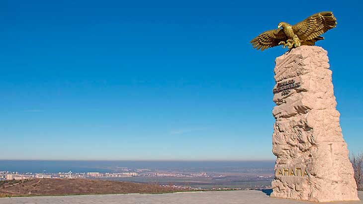Памятник стела «Парящий орел».