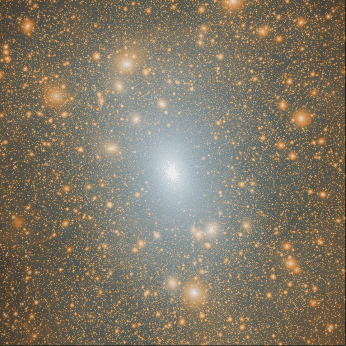    Распределение темной материи в гало Млечного Пути: центральное яркое пятно — основное гало, окруженное тысячами субструктур из темной материи, некоторые из них могут содержать карликовые галактики-спутники. Изображение получено с помощью симуляции Aquarius-A-L1 / © The Aquarius simulation, the Virgo Consortium / Dr. Mark Lovell