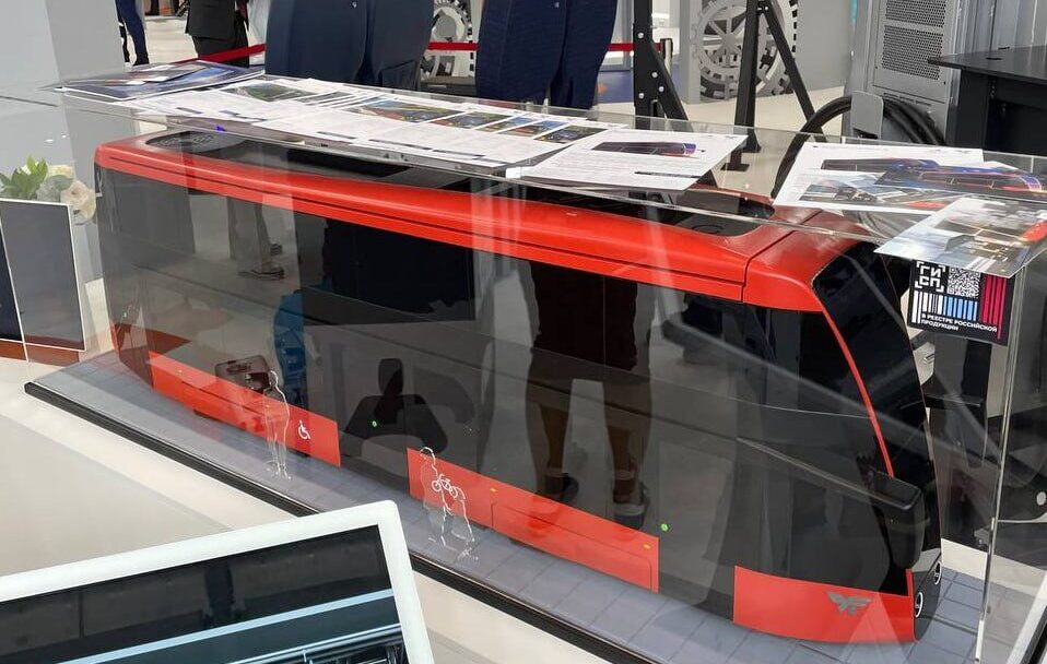 Макет двухэтажного трамвая «Антар» на выставке ИННОПРОМ. Источник: ROLLINGSTOCK