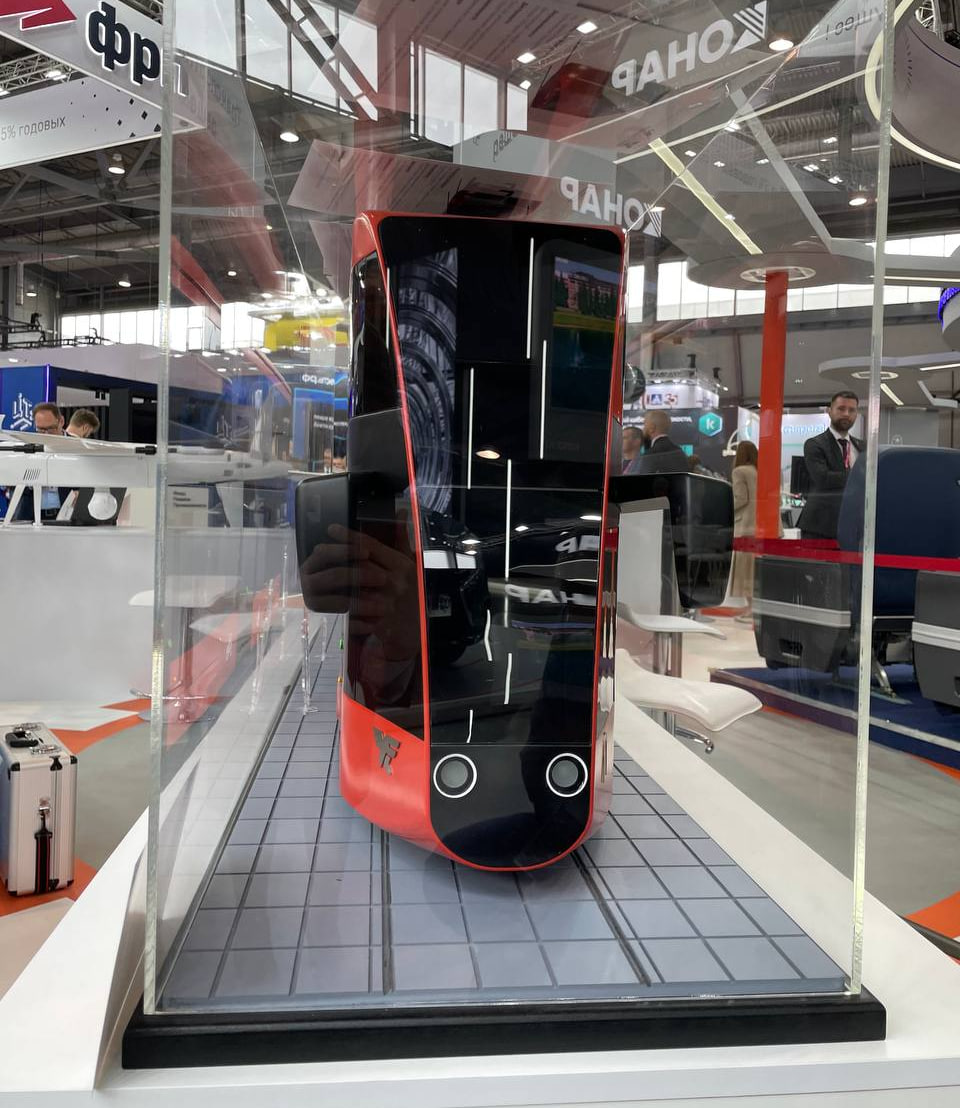 Макет двухэтажного трамвая «Антар» на выставке ИННОПРОМ. Источник: ROLLINGSTOCK