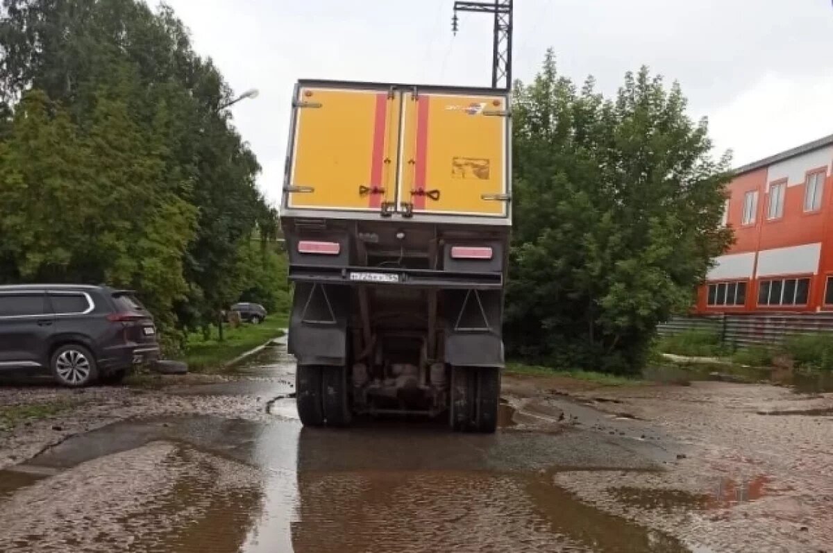    Машина аварийной службы утонула в Новосибирске, провалившись под асфальт