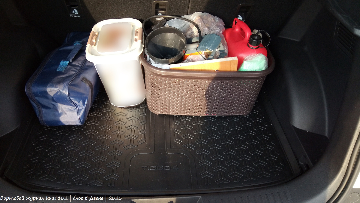 Если спинку второго ряда сидений не складывать, то, как видите, мой нехитрый скарб занял практически весь багажник. Автор фотографии kua1102 