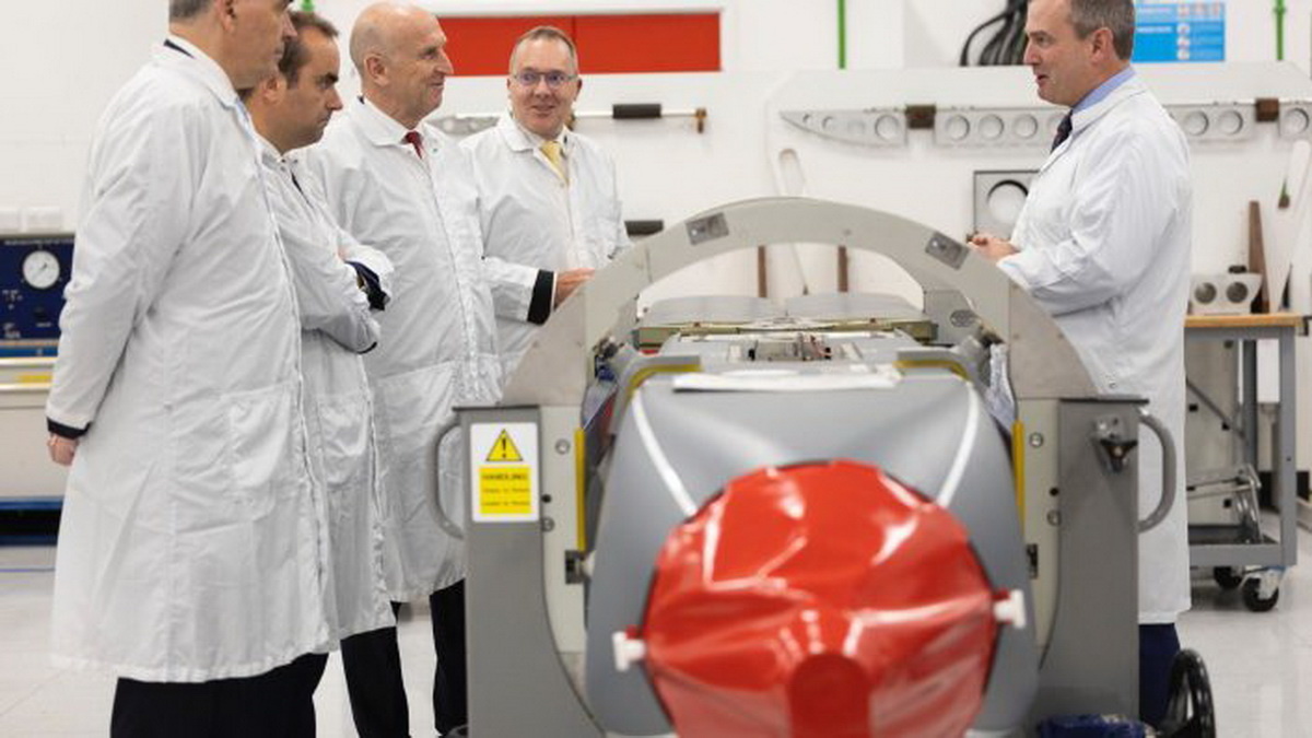 Министр обороны Франции Себастьен Лекорню и британский депутат Джон Хили общаются с инженерами на заводе MBDA UK в Стивенидже. Фото: Министерство обороны Великобритании