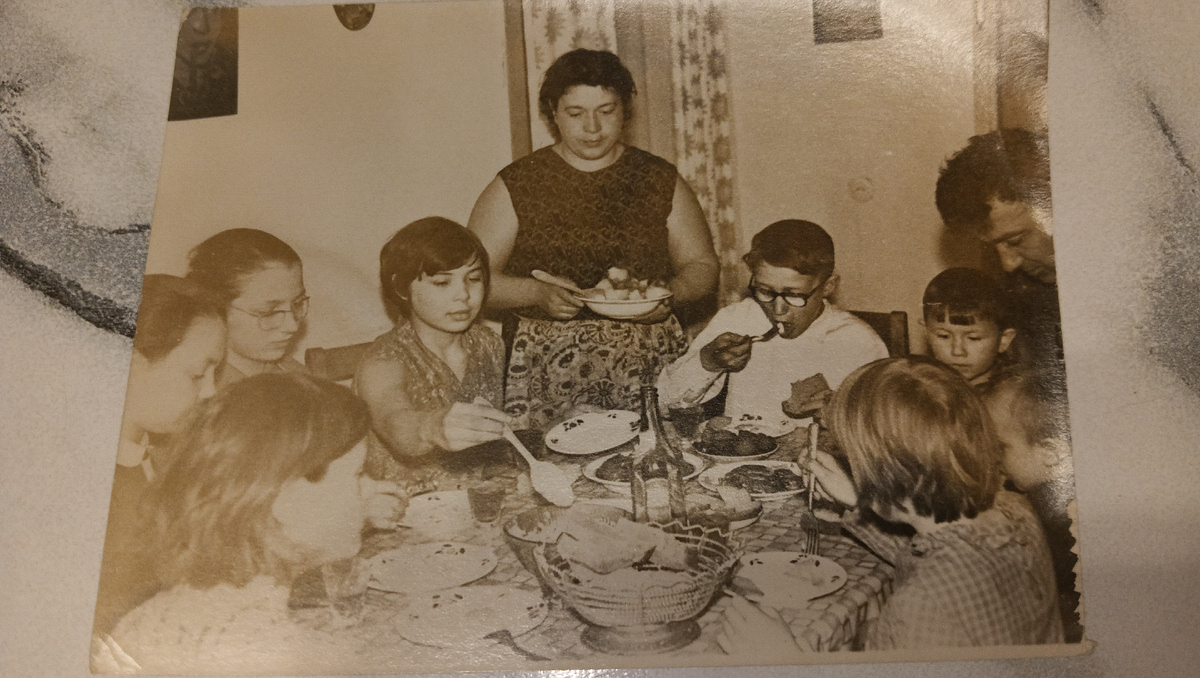 На фото явно день рождения моего брата. Примерно 1970 год, задолго до моего появления. Здесь вижу тарелки от ЗиК с ягодками, из которых к моему детству осталась одна... И сухарница металлическую, наверное, у многих такая раньше была. Фото автора 