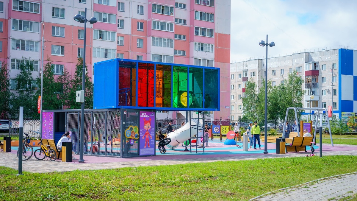    Жители Лянтора объединились, чтобы создать для детей космическую игровую площадку