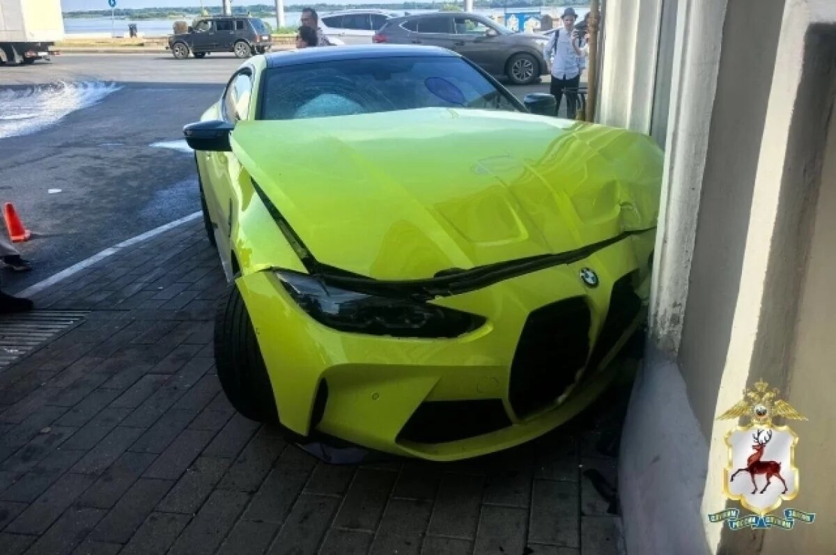    Водитель BMW врезался в стену дома на Нижневолжской набережной