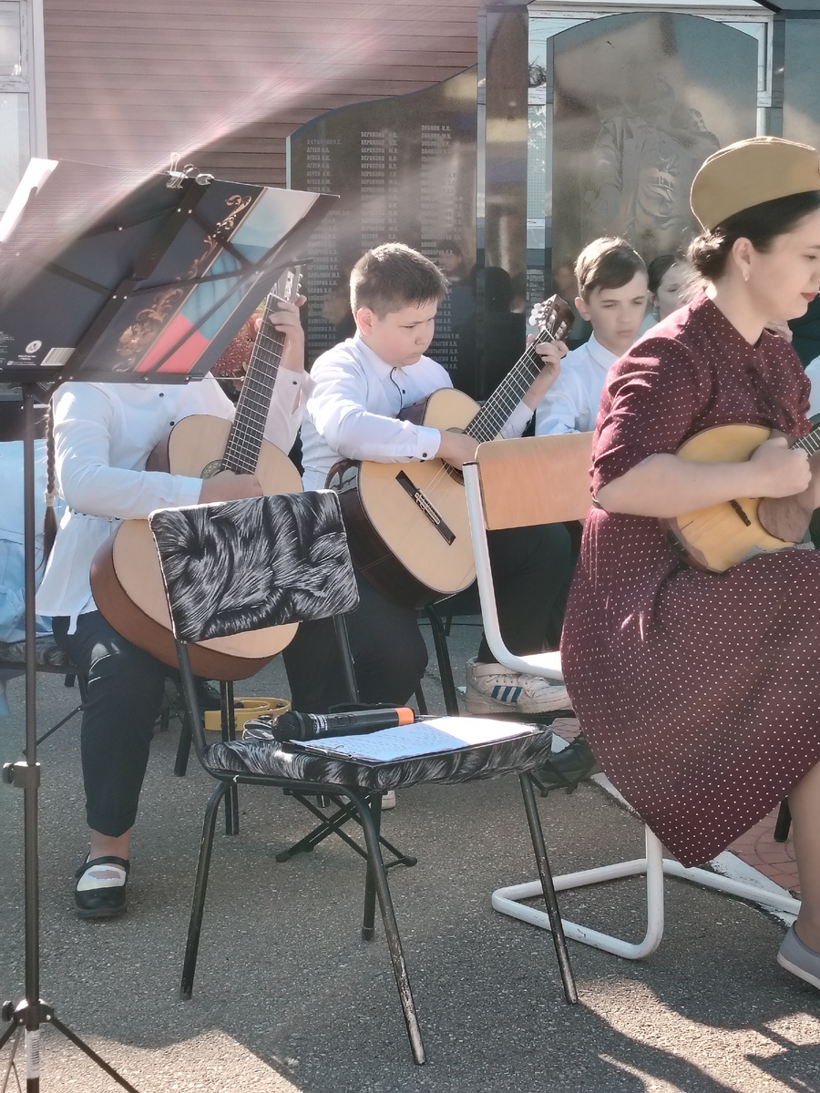Артур во втором ряду между девочкой и мальчиком