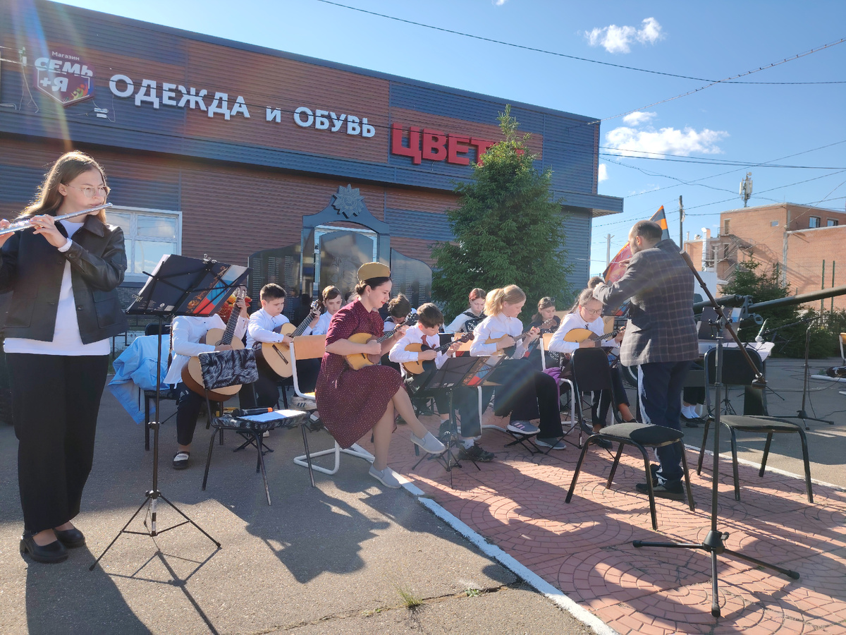 Оркестр играет "Журавли" 