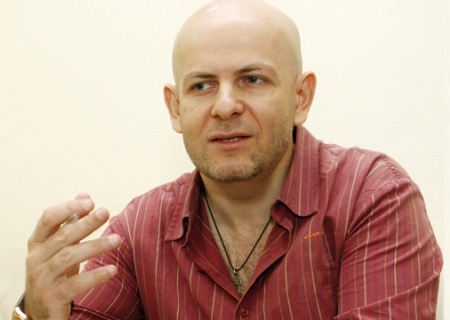    "Если вам скажут, что я умер, — не верьте, мои книги всегда будут жить с вами". Олесю Бузине исполнилось бы 56 лет