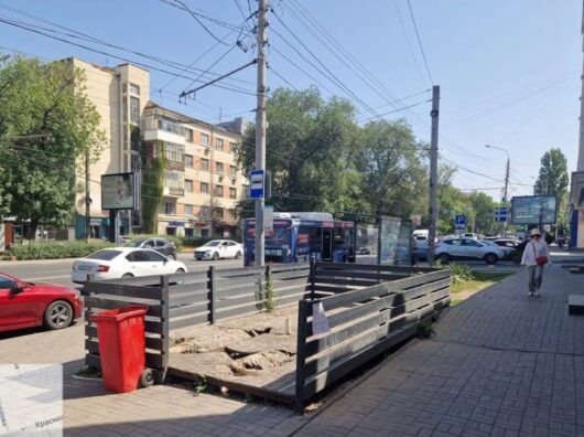    в Ростове снесли незаконную летку посреди дороги // фото: телеграм-канала Александра Скрябина