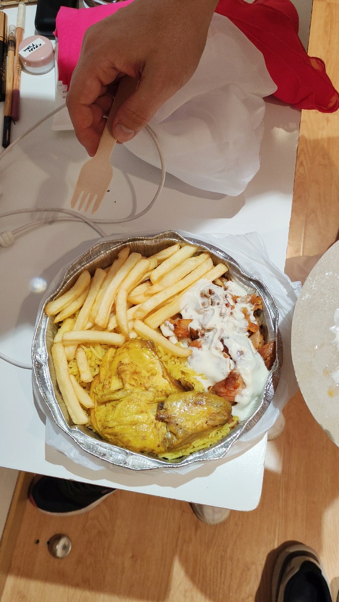 В Мадриде нам дали рис, свинину и курицу, картошку фри за 4 евро - 520р из Restaurante Al Quds