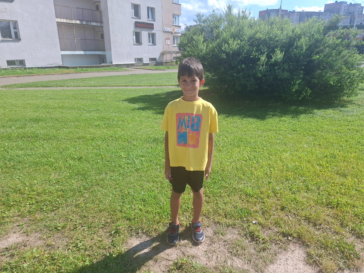 Только сняли гипс и идем из поликлиники