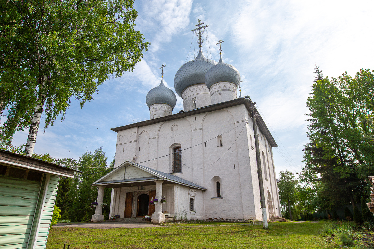 Собор Успения Пресвятой Богородицы (Успенский собор, часто называется и Успенской церковью. 1552-1570-е годы). Белозерск, Вологодская область. Фото автора статьи 