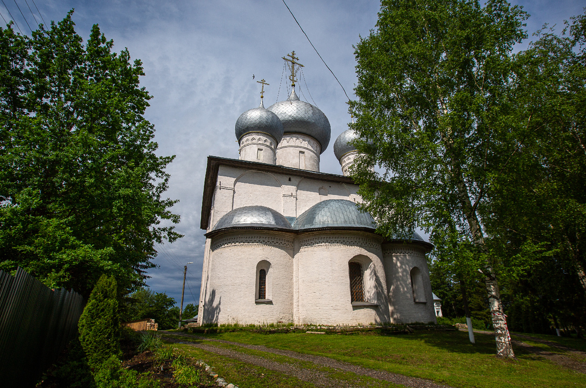 Собор Успения Пресвятой Богородицы (Успенский собор, часто называется и Успенской церковью. 1552-1570-е годы). Белозерск, Вологодская область. Фото автора статьи 