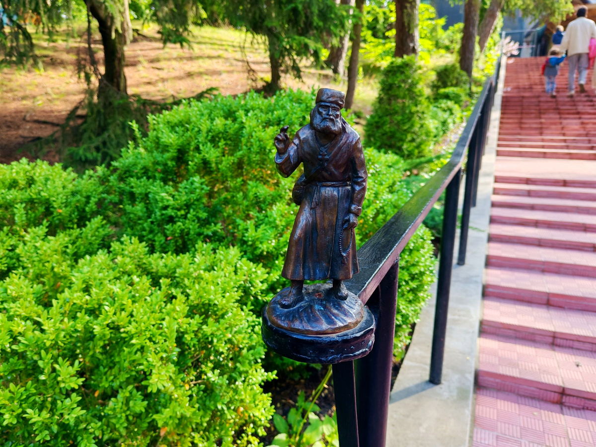 Приходящих встречает сам батюшка Серафим. Фото автора