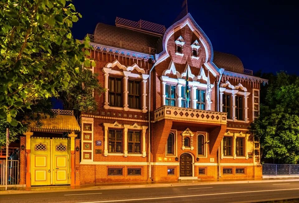 Уютный русский терем на Пречистенской набережной.