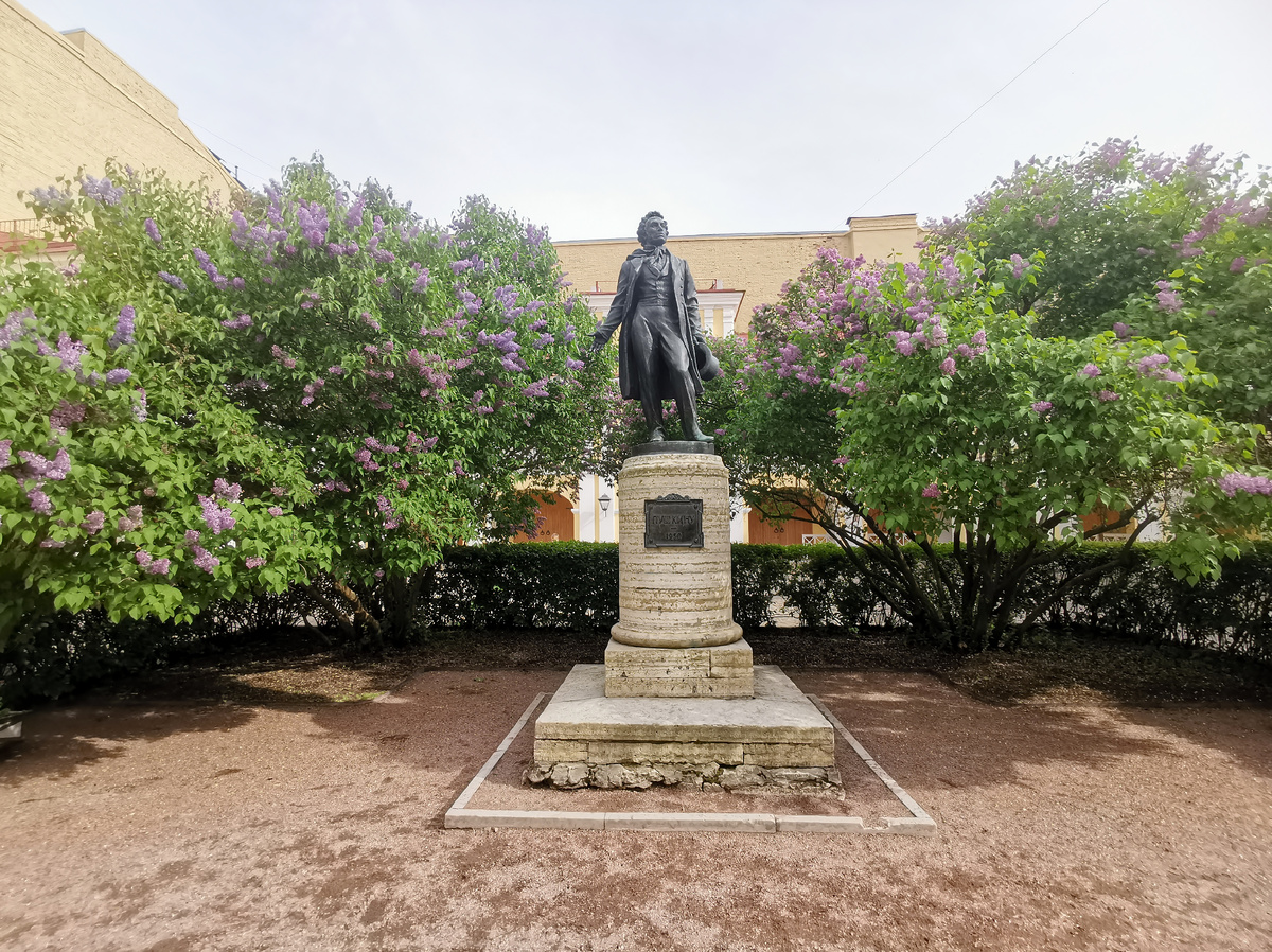 Памятник А.С. Пушкину во внутреннем дворе дома. Фото автора.