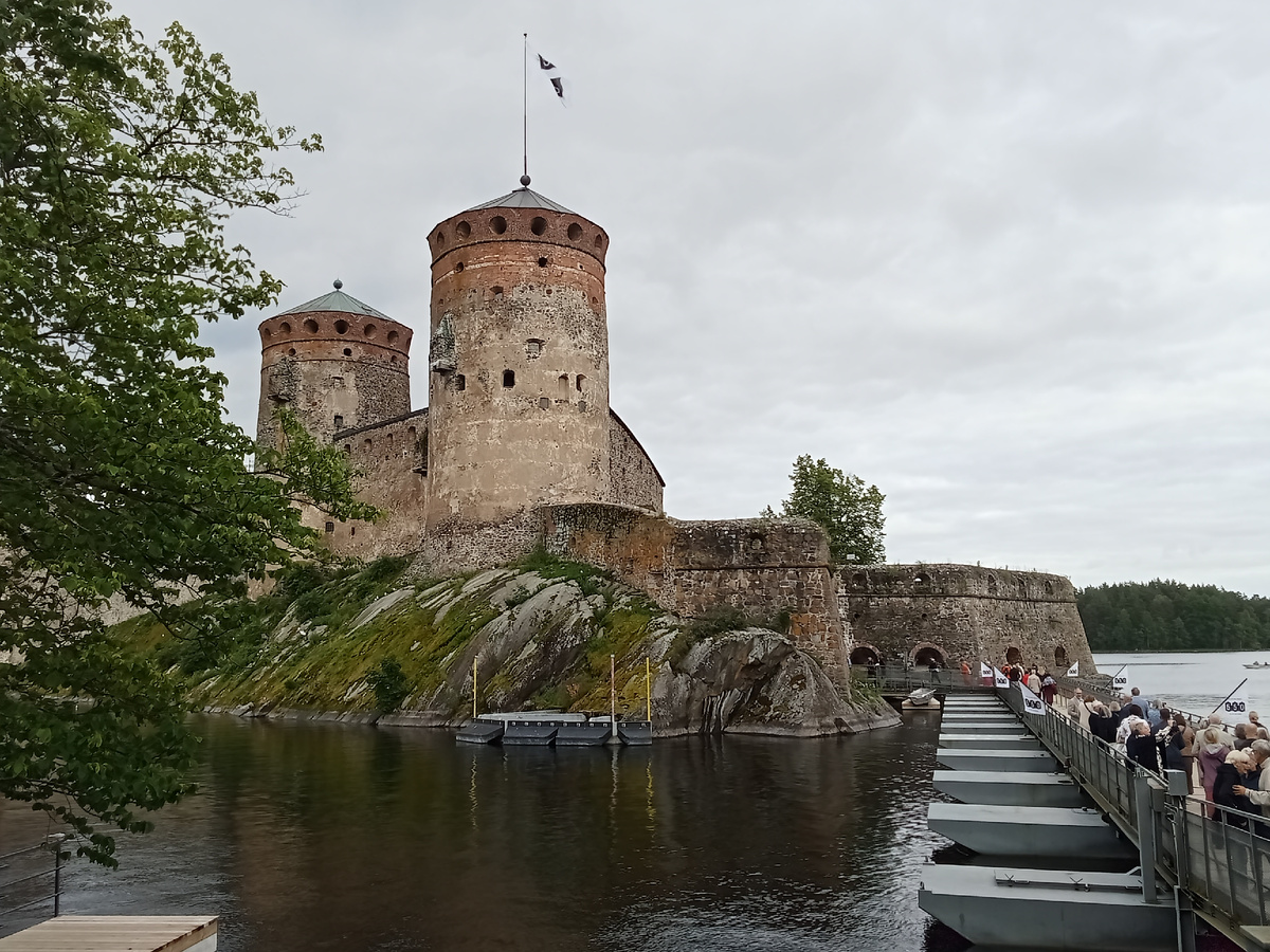 Чтобы попасть внутрь крепости, нужно купить билет за 14 евро и постоять в очереди