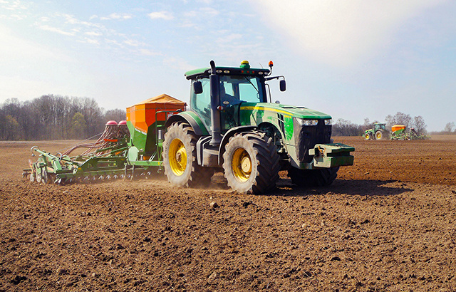 В тверских агрохозяйствах в этом сезоне пашут землю сотни новых тракторов