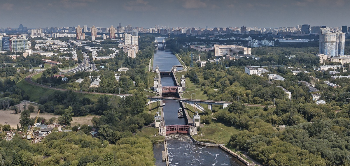 Железнодорожный мост Рижского направления (мост Бачелиса) с высоты в 2018 году. Вид в сторону Волоколамского шоссе. Яндекс.Панорамы.