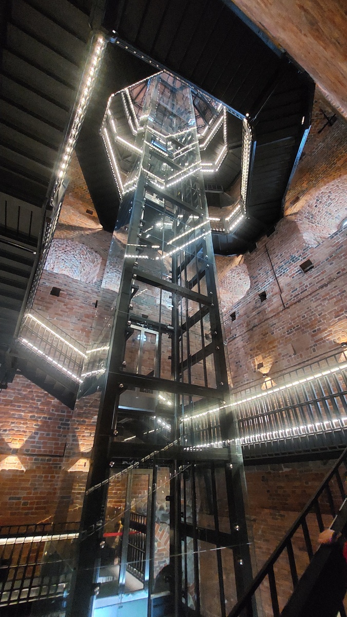 Лифт отреставрированной башни святого Олафа в Выборгском замке (только для посетителей с ограниченными возможностями).