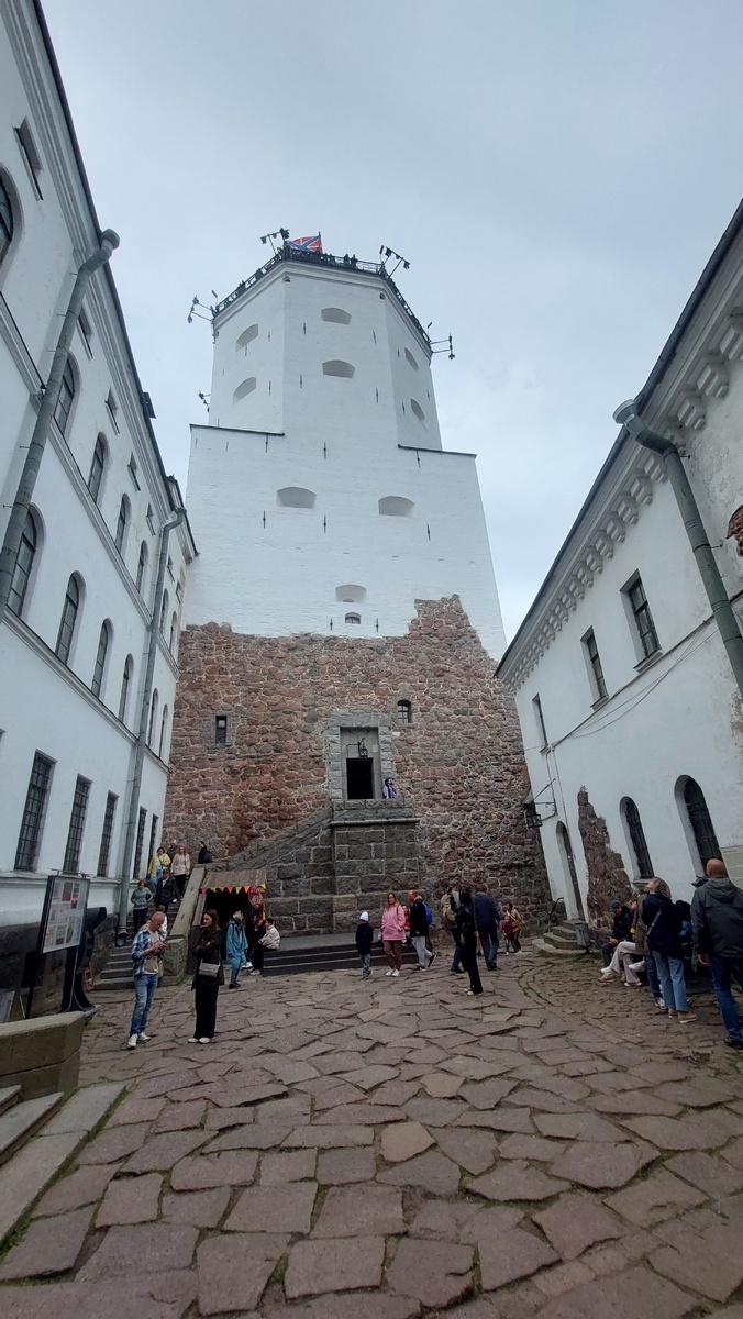 Во дворе Выборгского замка у входа в башню.