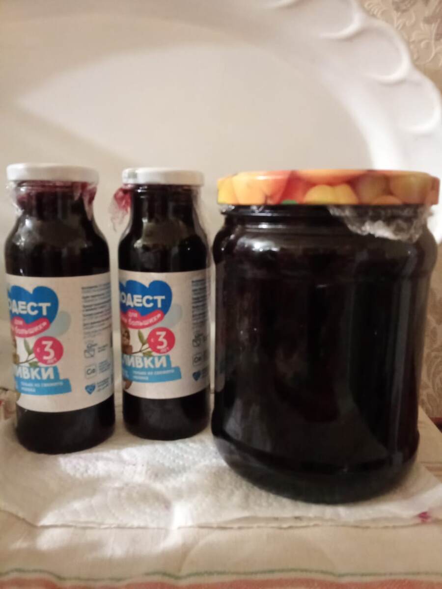 Варенье-желе из черной смородины остывает