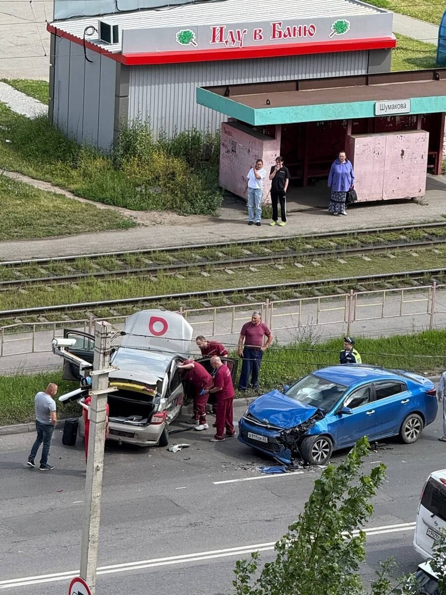    ДТП на ул. Власихинской. Источник: t.me/incident22