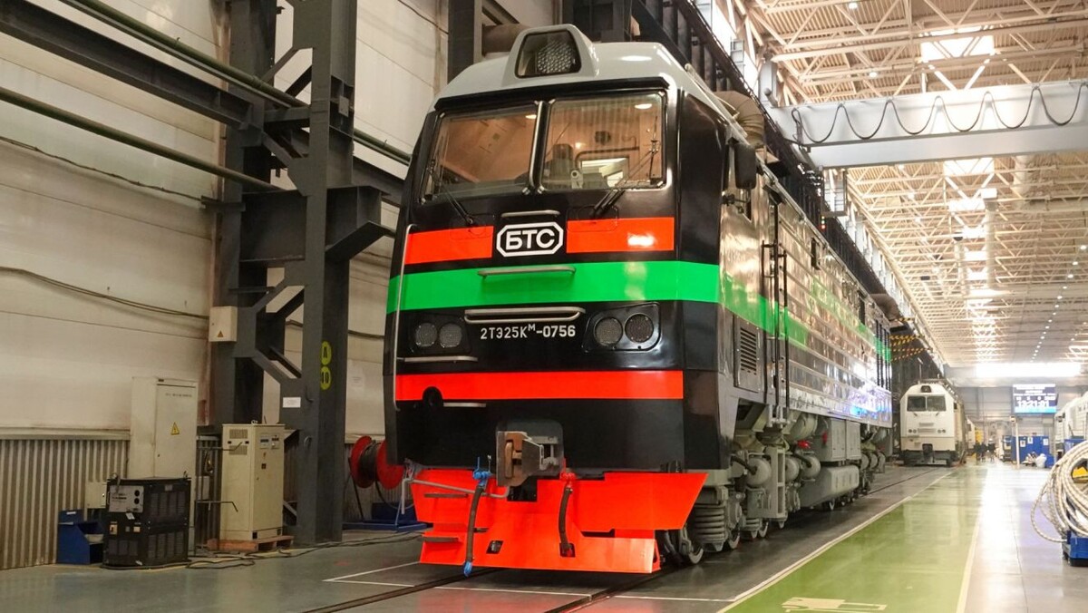 Магистральный грузовой тепловоз 2ТЭ25КМ для «БалтТрансСервиса». Источник: БМЗ