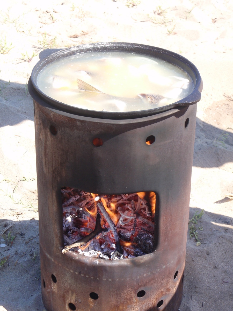 Уха в походном казане, как в Бременских музыкантах. Фото Тищенко Василий.