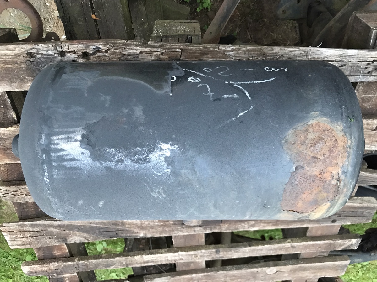 Ресивер грузового автомобиля, его сильно поела ржавчина. Фото Тищенко Василий.