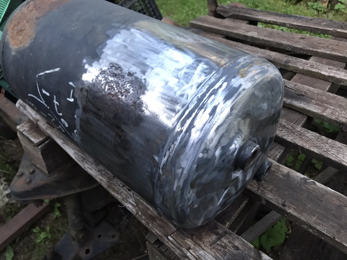 Очищаем часть ресивера от краски и ржавчины болгаркой, используем диск для шлифовки. Фото Тищенко Василий.