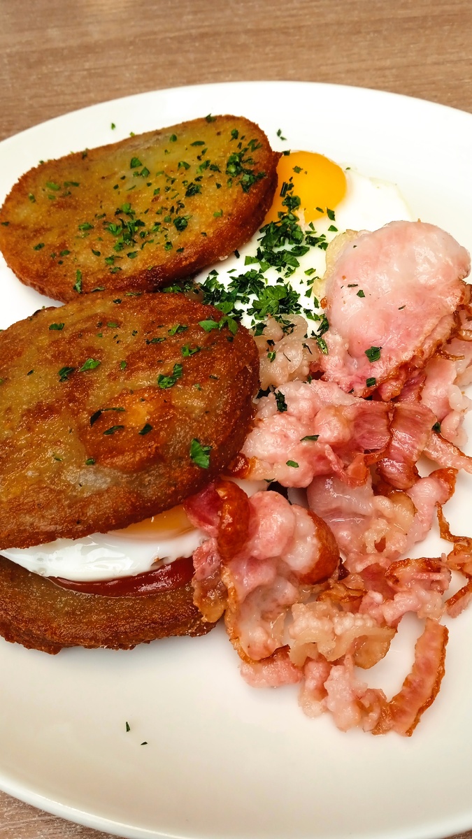 Драники с беконом и яйцом