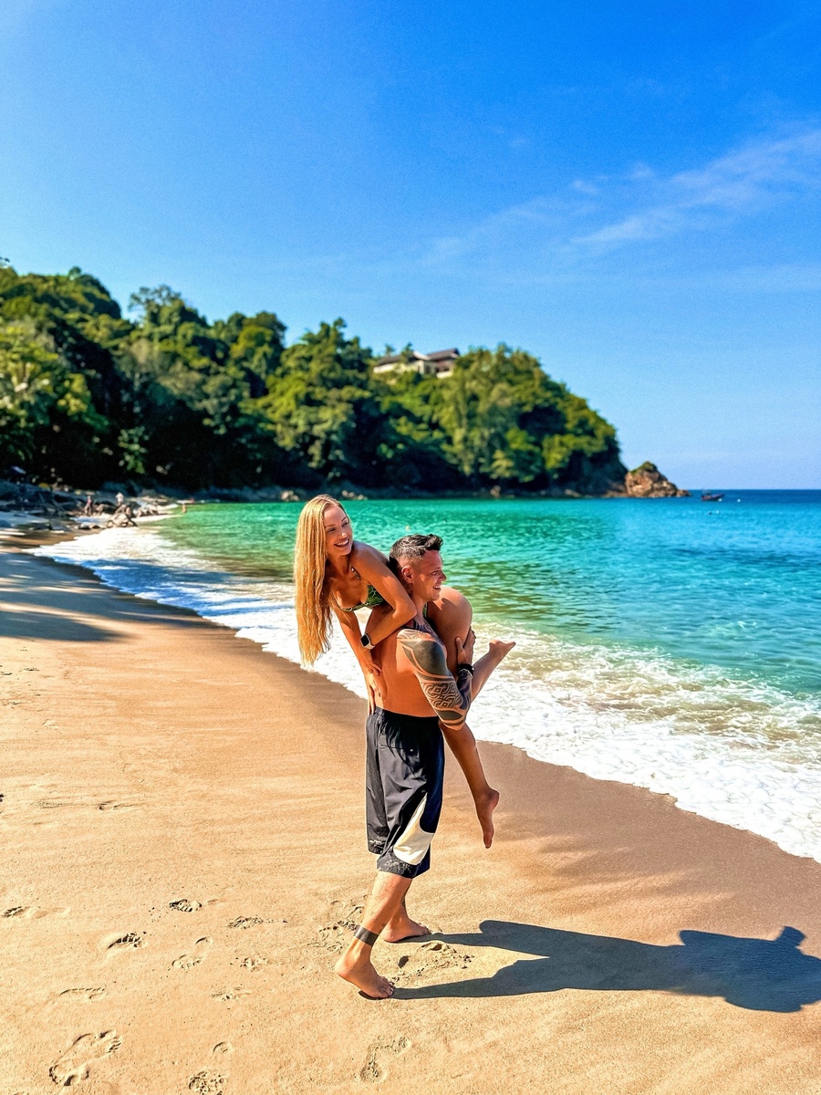 Мы объехали на байке весь Пхукет, побывав практически на всех пляжах этого прекрасного острова. И нашли для себя самый лучший и красивый пляж. Уютный, малолюдный, обрамленный живописными джунглями – пляж Banana Beach🍌