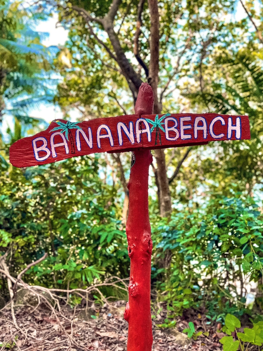 Эта маленькая райская бухта находится между пляжами Bang Tao и Naithon. Его береговая линия имеет полукруглую форму, благодаря которой пляж и получил свое название. Banana Beach надежно закрыт от посторонних глаз тропическими деревьями и скалами с двух сторон. Благодаря такому расположению этот участок берега довольно долгое время был известен немногим туристам.