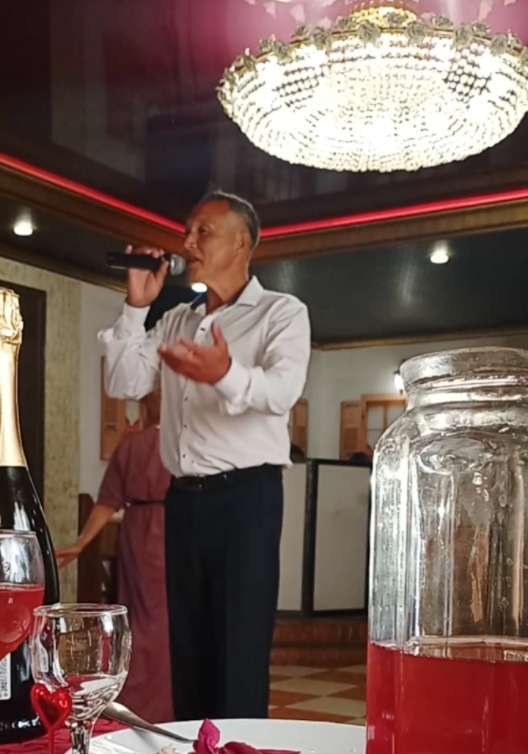 Батыр изьявил желание спеть для гостей. Фото автора.