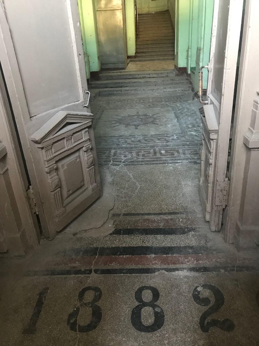 Парадная доходного дома Г. И. Любиенса на набережной Фонтанки, 127/57. Фото автора 