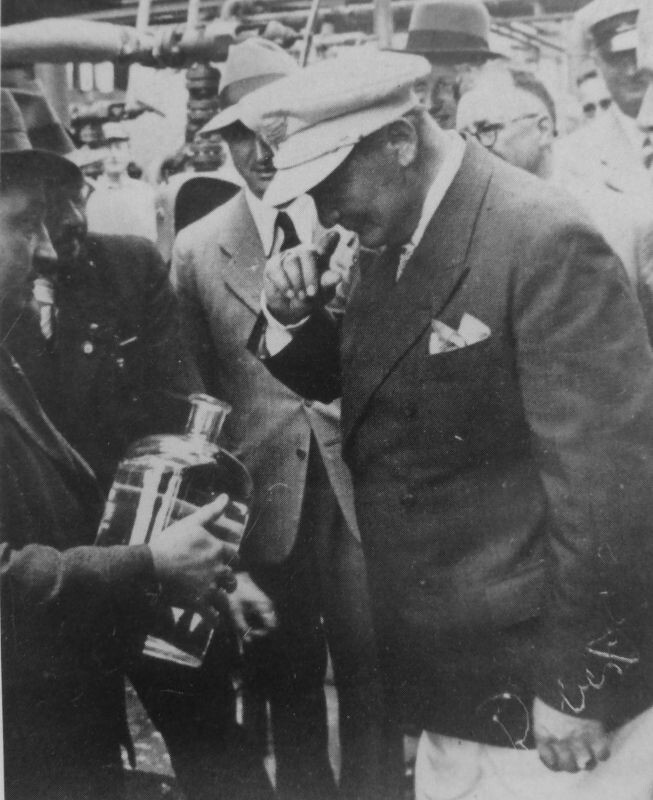 Рейхсминистр авиации Германии и уполномоченный по выполнению четырехлетнего плана генерал-фельдмаршал авиации Герман Геринг знакомится с запахом синтетического топлива во время инспекции завода. Фото из открытых источников.