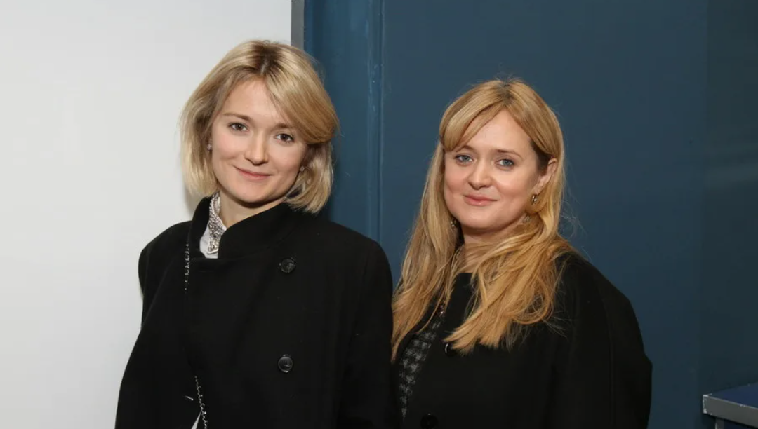 Надежда слева. Анна справа