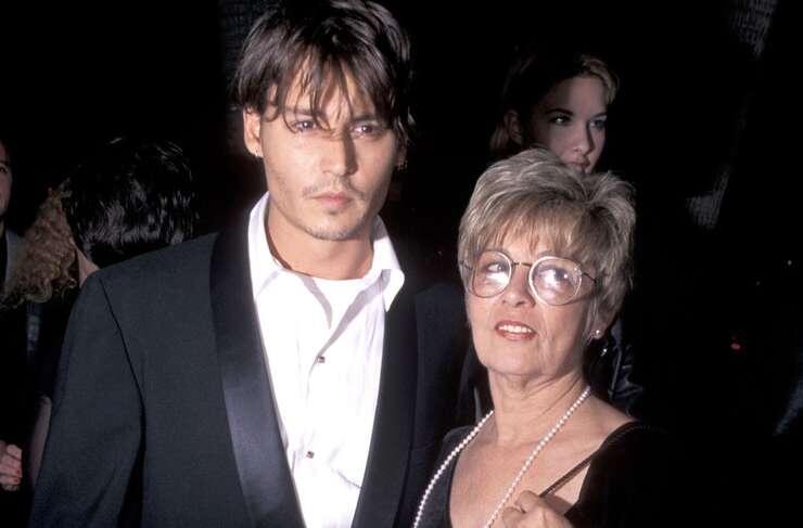 Депп с мамой. Фото: Global Look Press